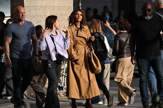 Halle Berry leaves the Regina Hotel, after filming scenes for the movie Fleur , Place des Pyramides, Paris, April 22, 2026 In this film by E Foumbi, the 59-year-old actress plays Fleur, a New York housewife who, after 30 years of marriage, flees to Paris where she reinvents herself as a high-end escort and dominatrix, regaining control of her life until her past catches up with her Gedeon Taieb Bestimage Halle Berry leaves the Regina Hotel, after filming scenes for the movie Fleur , Place des Pyramides, Paris, April 22, 2026 In this film by E Foumbi, the 59 year old actress plays Fleur, a New York housewife who, after 30 years of marriage, flees to Paris where she reinvents herself as a high-end escort and dominatrix, taking back control o Copyright: xGedeonxTaiebx xBestimagexGedeonxTaiebx xBestimagex