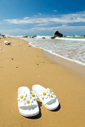 White slide sandals on a sunny beach, representing summer vacation and relaxation Copyright: xphbcz_1x Panthermedia100663632.jpg