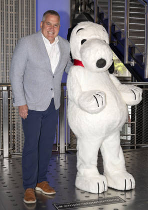April 22, 2026, New York, Ny, United States: Dan Lambe, CEO of the Arbor Day Foundation and Snoopy lights the Empire State Building to celebrate Earth Day and the impact trees have on our world in partnership with the Arbor Day Foundation and Peanuts Worldwide. Held at Empire State Building in New York. Zuma Press April 22, 2026. New York United States - ZUMAp281 20260422_zea_p281_016 Copyright: xPhotoxImagexPressx