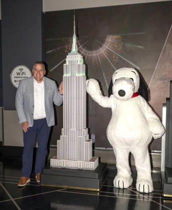 April 22, 2026, New York, Ny, United States: Dan Lambe, CEO of the Arbor Day Foundation and Snoopy lights the Empire State Building to celebrate Earth Day and the impact trees have on our world in partnership with the Arbor Day Foundation and Peanuts Worldwide. Held at Empire State Building in New York. Zuma Press April 22, 2026. New York United States - ZUMAp281 20260422_zea_p281_012 Copyright: xPhotoxImagexPressx