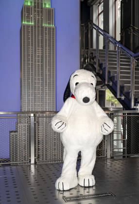 April 22, 2026, New York, Ny, United States: Snoopy lights the Empire State Building to celebrate Earth Day and the impact trees have on our world in partnership with the Arbor Day Foundation and Peanuts Worldwide. Held at Empire State Building in New York. Zuma Press April 22, 2026. New York United States - ZUMAp281 20260422_zea_p281_013 Copyright: xPhotoxImagexPressx