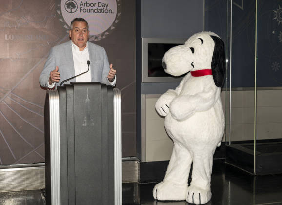 April 22, 2026, New York, Ny, United States: Dan Lambe, CEO of the Arbor Day Foundation and Snoopy lights the Empire State Building to celebrate Earth Day and the impact trees have on our world in partnership with the Arbor Day Foundation and Peanuts Worldwide. Held at Empire State Building in New York. Zuma Press April 22, 2026. New York United States  - ZUMAp281 20260422_zea_p281_003 Copyright: xPhotoxImagexPressx