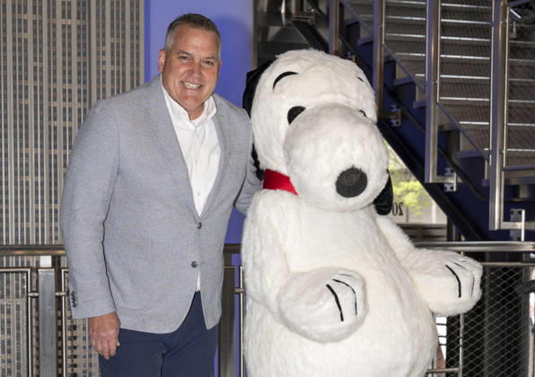 April 22, 2026, New York, Ny, United States: Dan Lambe, CEO of the Arbor Day Foundation and Snoopy lights the Empire State Building to celebrate Earth Day and the impact trees have on our world in partnership with the Arbor Day Foundation and Peanuts Worldwide. Held at Empire State Building in New York. Zuma Press April 22, 2026. New York United States  - ZUMAp281 20260422_zea_p281_004 Copyright: xPhotoxImagexPressx