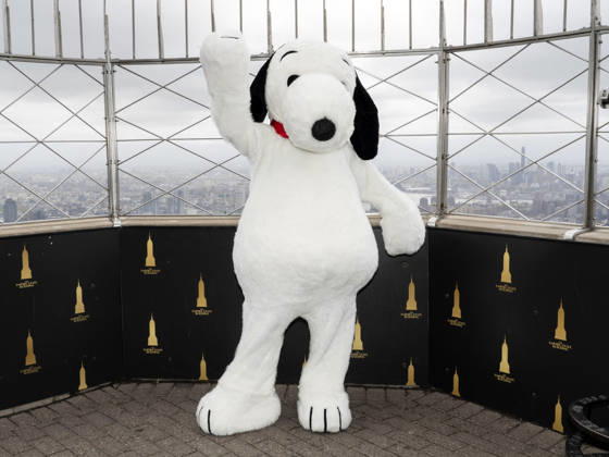 April 22, 2026, New York, Ny, United States: Snoopy lights the Empire State Building to celebrate Earth Day and the impact trees have on our world in partnership with the Arbor Day Foundation and Peanuts Worldwide. Held at Empire State Building in New York. Zuma Press April 22, 2026. New York United States  - ZUMAp281 20260422_zea_p281_006 Copyright: xPhotoxImagexPressx