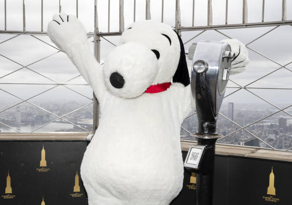 April 22, 2026, New York, Ny, United States: Snoopy lights the Empire State Building to celebrate Earth Day and the impact trees have on our world in partnership with the Arbor Day Foundation and Peanuts Worldwide. Held at Empire State Building in New York. Zuma Press April 22, 2026. New York United States  - ZUMAp281 20260422_zea_p281_009 Copyright: xPhotoxImagexPressx
