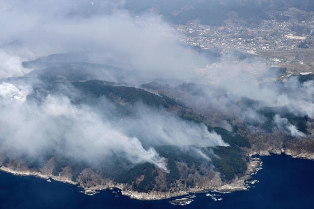 Wildfires in northeastern Japan Photo taken from a Kyodo News plane shows smoke rising from a mountainous area in the town of Otsuchi in Iwate Prefecture, northeastern Japan, on April 23, 2026, as wildfires that broke out at two sites in the town the previous day continue.  A14AA0005479699P