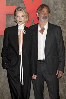 Charlize Theron und Baltasar Kormakur bei der Premiere des Netflix-Films Apex im Paris Theatre. New York, 22.04.2026