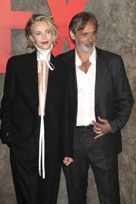 Charlize Theron und Baltasar Kormakur bei der Premiere des Netflix-Films Apex im Paris Theatre. New York, 22.04.2026