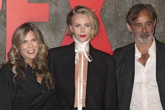 Kira Goldberg, Charlize Theron und Baltasar Kormakur bei der Premiere des Netflix-Films Apex im Paris Theatre. New York, 22.04.2026