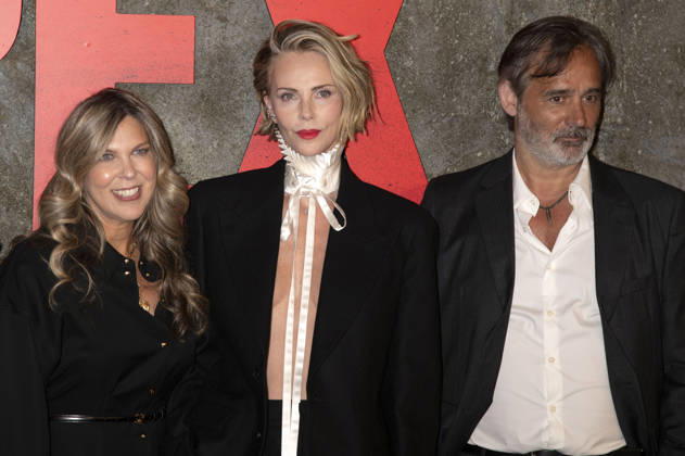 Kira Goldberg, Charlize Theron und Baltasar Kormakur bei der Premiere des Netflix-Films Apex im Paris Theatre. New York, 22.04.2026