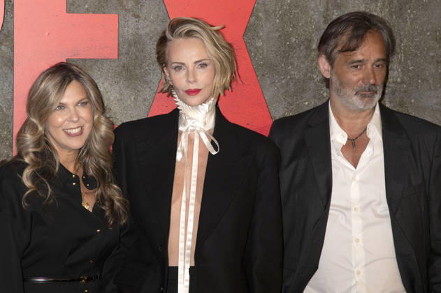 Kira Goldberg, Charlize Theron und Baltasar Kormakur bei der Premiere des Netflix-Films Apex im Paris Theatre. New York, 22.04.2026