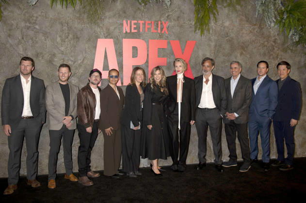 Will McCance, James Spetner, Jeremy Robbins, Michelle Evans, Charlize Theron, Baltasar Kormakur, Peter Chernin, David Ready, Dan Lin und Gäste bei der Premiere des Netflix-Films Apex im Paris Theatre. New York, 22.04.2026