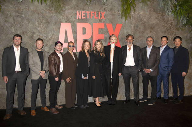 Will McCance, James Spetner, Jeremy Robbins, Michelle Evans, Charlize Theron, Baltasar Kormakur, Peter Chernin, David Ready, Dan Lin und Gäste bei der Premiere des Netflix-Films Apex im Paris Theatre. New York, 22.04.2026