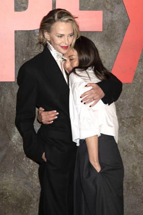 Charlize Theron und Beth Kono bei der Premiere des Netflix-Films Apex im Paris Theatre. New York, 22.04.2026