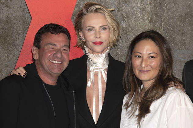 A.J. Dix, Charlize Theron und Beth Kono bei der Premiere des Netflix-Films Apex im Paris Theatre. New York, 22.04.2026
