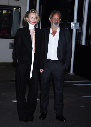 Charlize Theron At Apex Premiere - NYC Charlize Theron and Baltasar Kormakur at the Paris Theater for the Apex NY premiere on April 22, 2026 in New York city, NY, USA. Photo by MM ABACAPRESS.COM New York City United States  Copyright: xMM ABACAx