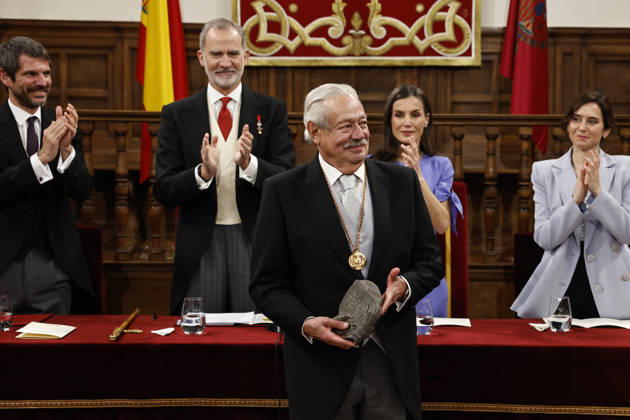 Cervantes Literature Prize s winner, Mexican writer Gonzalo Celorio (C), is applauded by Spanish Culture Minister, Ernest Urtasun (L), Spain s King Felipe VI (2L) Queen Letizia (2R) and Madrid s Regional President, Isabel Diaz Ayuso (R), shortly after he received 2025 Cervantes Literature Prize during a ceremony held at the University of Alcala de Henares, Madrid, Spain, 23 April 2026. The Cervantes Prize is the most important award for Hispanic Literature that is delivered each 23 April to mark World Book Day and Spanish writer Miguel de Cervantes passing. Spain s Royal Couple hands in Cervantes Literature Prize to Mexican writer Gonzalo Celorio !ACHTUNG: NUR REDAKTIONELLE NUTZUNG!  Copyright: xBallesterosx GRAF8207 20260423-55020071075_1