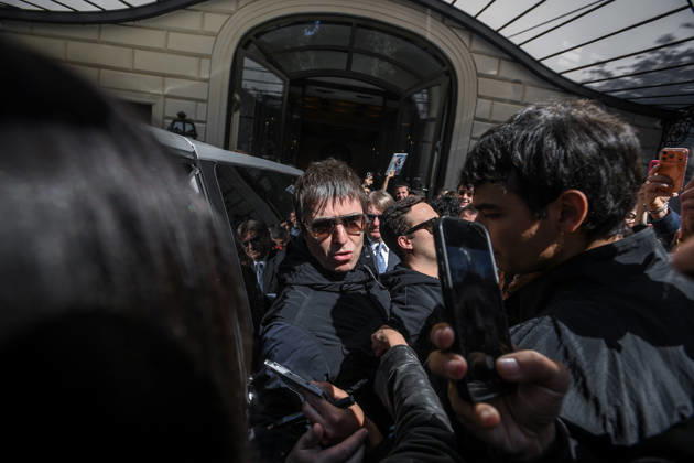 **NO WEB AND NEWSPAPERS ONLY FOR ITALY** Liam Gallagher and his mother Peggy leave the Hotel Eden in Via Ludovisi.  Copyright: xRomax xipa-agency.netx xRomax IPA_Agency_IPA74167054