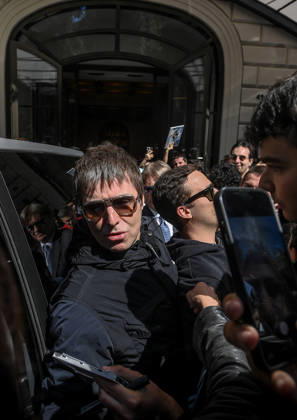 **NO WEB AND NEWSPAPERS ONLY FOR ITALY** Liam Gallagher and his mother Peggy leave the Hotel Eden in Via Ludovisi.  Copyright: xRomax xipa-agency.netx xRomax IPA_Agency_IPA74167056