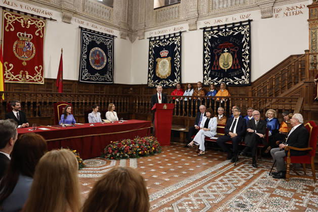 Spain s King Felipe VI (C) delivers a speech during the 2025 Cervantes Literature Prize awarding ceremony to Mexican author Gonzalo Celorio (R) at the University of Alcala de Henares, Madrid, Spain, 23 April 2026. The Cervantes Prize is the most important award for Hispanic Literature that is delivered each 23 April to mark World Book Day and Spanish writer Miguel de Cervantes passing. Spain s Royal Couple hands in Cervantes Literature Prize to Mexican writer Gonzalo Celorio !ACHTUNG: NUR REDAKTIONELLE NUTZUNG! Copyright: xBallesterosx GRAF8282 20260423-55020071905_1