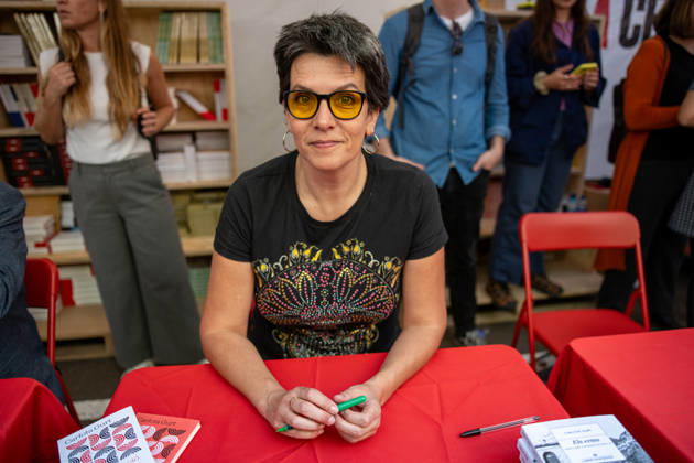 Writer Carlota Gurt signs copies of her books at the Fira de Llibres de Sant Jordi, 23 April 2026, in Barcelona, Catalonia Spain Today, Thursday 23 April 2026, Barcelona celebrates the Diada de Sant Jordi, one of the most emblematic festivities in Catalonia where the city is filled with books and roses 23 APRIL 2026 Lorena Sopê Espana  Copyright: xLorenaxSopÃªnax 7464564