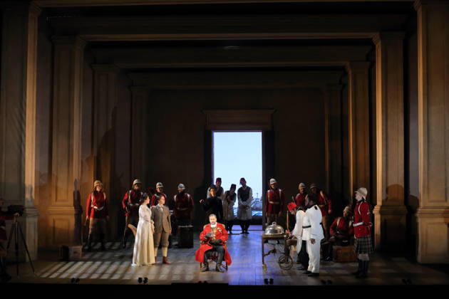 Stephanie Wake-Edwards (als Cornelia), Martina Baroni (als Sesto), Christophe Dumaux (als Giulio Cesare), Michael Sumuel (als Achilla) und Jared Werlein (als Curio), vorn v.l., sowie Ensemble während der Fotoprobe für Giulio Cesare in Egitto in der Deutschen Oper in Berlin, 22. April 2026. Dramma per musica in drei Akten von Georg Friedrich Händel. Musikalische Leitung Alessandro Quarta. Inszenierung David McVicar. Bühne Robert Jones. Kostüme Brigitte Reiffenstuel. Premiere ist am 25. April 2026. Deutsche Oper Berlin Giulio Cesare in Egitto