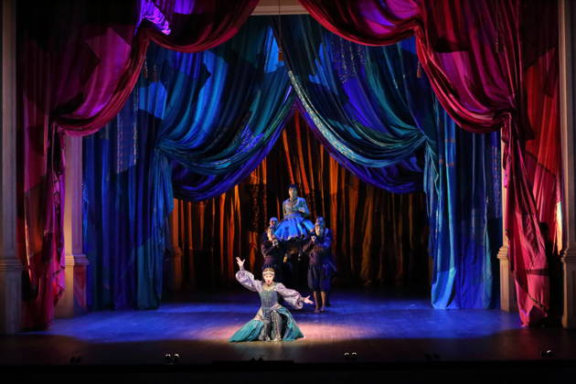 Elena Tsallagova (vorn als Cleopatra) und Cameron Shahbazi (hinten als Tolomeo) sowie Ensemble während der Fotoprobe für Giulio Cesare in Egitto in der Deutschen Oper in Berlin, 22. April 2026. Dramma per musica in drei Akten von Georg Friedrich Händel. Musikalische Leitung Alessandro Quarta. Inszenierung David McVicar. Bühne Robert Jones. Kostüme Brigitte Reiffenstuel. Premiere ist am 25. April 2026. Deutsche Oper Berlin Giulio Cesare in Egitto