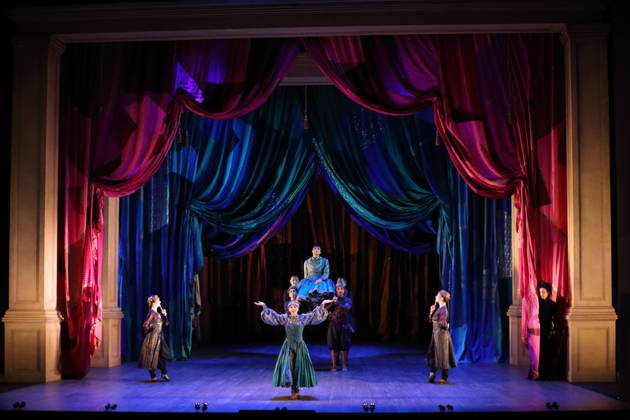 Elena Tsallagova (vorn als Cleopatra) und Cameron Shahbazi (hinten als Tolomeo) sowie Ensemble während der Fotoprobe für Giulio Cesare in Egitto in der Deutschen Oper in Berlin, 22. April 2026. Dramma per musica in drei Akten von Georg Friedrich Händel. Musikalische Leitung Alessandro Quarta. Inszenierung David McVicar. Bühne Robert Jones. Kostüme Brigitte Reiffenstuel. Premiere ist am 25. April 2026. Deutsche Oper Berlin Giulio Cesare in Egitto