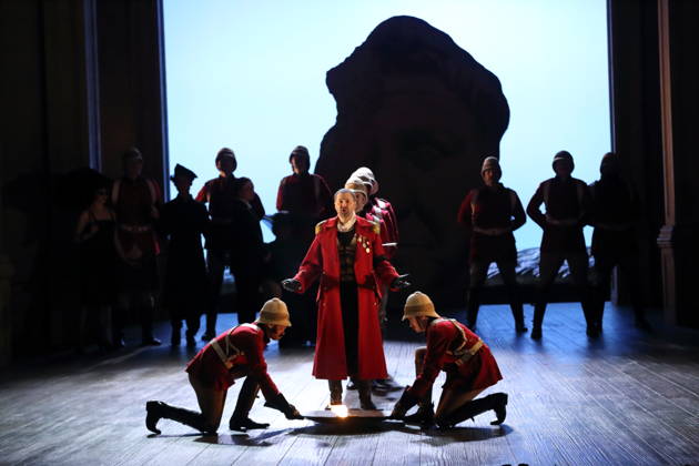 Christophe Dumaux (als Giulio Cesare) und Ensemble während der Fotoprobe für Giulio Cesare in Egitto in der Deutschen Oper in Berlin, 22. April 2026. Dramma per musica in drei Akten von Georg Friedrich Händel. Musikalische Leitung Alessandro Quarta. Inszenierung David McVicar. Bühne Robert Jones. Kostüme Brigitte Reiffenstuel. Premiere ist am 25. April 2026. Deutsche Oper Berlin Giulio Cesare in Egitto