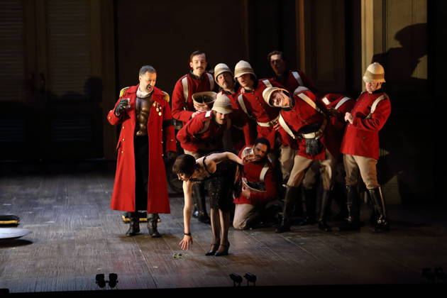 Christophe Dumaux (als Giulio Cesare) und Elena Tsallagova (als Cleopatra) sowie Ensemble während der Fotoprobe für Giulio Cesare in Egitto in der Deutschen Oper in Berlin, 22. April 2026. Dramma per musica in drei Akten von Georg Friedrich Händel. Musikalische Leitung Alessandro Quarta. Inszenierung David McVicar. Bühne Robert Jones. Kostüme Brigitte Reiffenstuel. Premiere ist am 25. April 2026. Deutsche Oper Berlin Giulio Cesare in Egitto