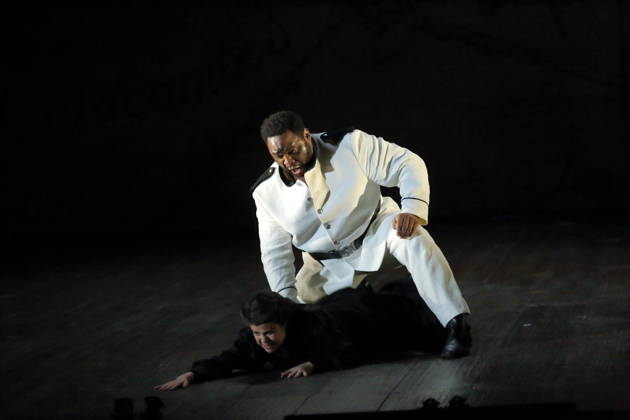 Michael Sumuel (als Achilla) und Stephanie Wake-Edwards (als Cornelia) während der Fotoprobe für Giulio Cesare in Egitto in der Deutschen Oper in Berlin, 22. April 2026. Dramma per musica in drei Akten von Georg Friedrich Händel. Musikalische Leitung Alessandro Quarta. Inszenierung David McVicar. Bühne Robert Jones. Kostüme Brigitte Reiffenstuel. Premiere ist am 25. April 2026. Deutsche Oper Berlin Giulio Cesare in Egitto