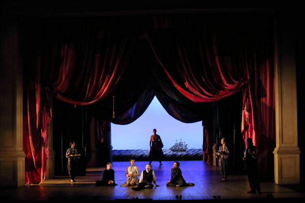Christophe Dumaux (mittig als Giulio Cesare) und Ensemble während der Fotoprobe für Giulio Cesare in Egitto in der Deutschen Oper in Berlin, 22. April 2026. Dramma per musica in drei Akten von Georg Friedrich Händel. Musikalische Leitung Alessandro Quarta. Inszenierung David McVicar. Bühne Robert Jones. Kostüme Brigitte Reiffenstuel. Premiere ist am 25. April 2026. Deutsche Oper Berlin Giulio Cesare in Egitto