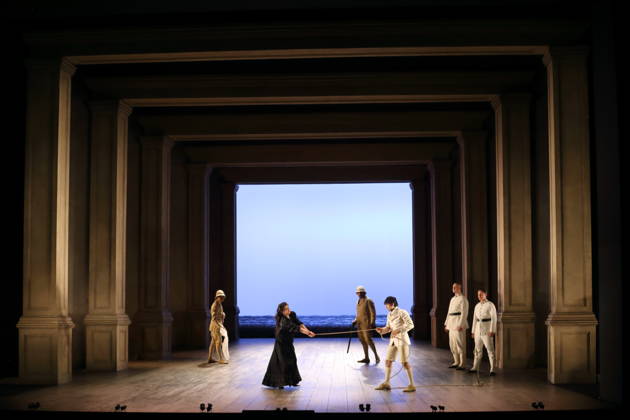 Stephanie Wake-Edwards (als Cornelia) und Cameron Shahbazi (als Tolomeo) sowie Ensemble während der Fotoprobe für Giulio Cesare in Egitto in der Deutschen Oper in Berlin, 22. April 2026. Dramma per musica in drei Akten von Georg Friedrich Händel. Musikalische Leitung Alessandro Quarta. Inszenierung David McVicar. Bühne Robert Jones. Kostüme Brigitte Reiffenstuel. Premiere ist am 25. April 2026. Deutsche Oper Berlin Giulio Cesare in Egitto