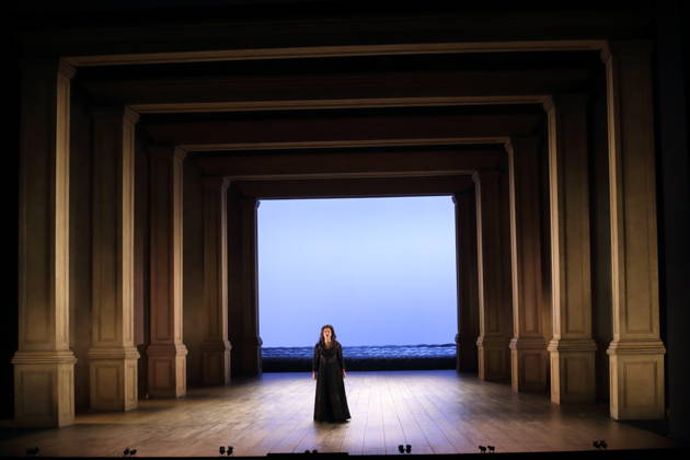 Stephanie Wake-Edwards (als Cornelia) während der Fotoprobe für Giulio Cesare in Egitto in der Deutschen Oper in Berlin, 22. April 2026. Dramma per musica in drei Akten von Georg Friedrich Händel. Musikalische Leitung Alessandro Quarta. Inszenierung David McVicar. Bühne Robert Jones. Kostüme Brigitte Reiffenstuel. Premiere ist am 25. April 2026. Deutsche Oper Berlin Giulio Cesare in Egitto