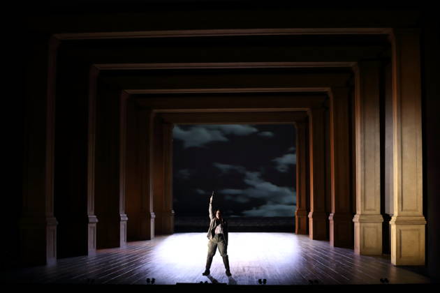 Martina Baroni (als Sesto) während der Fotoprobe für Giulio Cesare in Egitto in der Deutschen Oper in Berlin, 22. April 2026. Dramma per musica in drei Akten von Georg Friedrich Händel. Musikalische Leitung Alessandro Quarta. Inszenierung David McVicar. Bühne Robert Jones. Kostüme Brigitte Reiffenstuel. Premiere ist am 25. April 2026. Deutsche Oper Berlin Giulio Cesare in Egitto