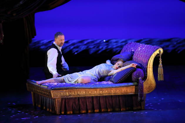 Christophe Dumaux (als Giulio Cesare) und Elena Tsallagova (als Cleopatra) während der Fotoprobe für Giulio Cesare in Egitto in der Deutschen Oper in Berlin, 22. April 2026. Dramma per musica in drei Akten von Georg Friedrich Händel. Musikalische Leitung Alessandro Quarta. Inszenierung David McVicar. Bühne Robert Jones. Kostüme Brigitte Reiffenstuel. Premiere ist am 25. April 2026. Deutsche Oper Berlin Giulio Cesare in Egitto