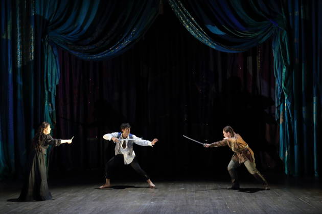 Stephanie Wake-Edwards (als Cornelia), Cameron Shahbazi (als Tolomeo) und Martina Baroni (als Sesto), v.l., während der Fotoprobe für Giulio Cesare in Egitto in der Deutschen Oper in Berlin, 22. April 2026. Dramma per musica in drei Akten von Georg Friedrich Händel. Musikalische Leitung Alessandro Quarta. Inszenierung David McVicar. Bühne Robert Jones. Kostüme Brigitte Reiffenstuel. Premiere ist am 25. April 2026. Deutsche Oper Berlin Giulio Cesare in Egitto