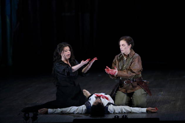 Stephanie Wake-Edwards (als Cornelia), Cameron Shahbazi (als Tolomeo) und Martina Baroni (als Sesto), v.l., während der Fotoprobe für Giulio Cesare in Egitto in der Deutschen Oper in Berlin, 22. April 2026. Dramma per musica in drei Akten von Georg Friedrich Händel. Musikalische Leitung Alessandro Quarta. Inszenierung David McVicar. Bühne Robert Jones. Kostüme Brigitte Reiffenstuel. Premiere ist am 25. April 2026. Deutsche Oper Berlin Giulio Cesare in Egitto