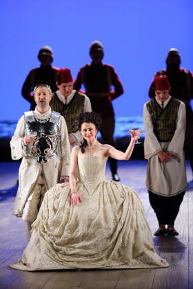 Christophe Dumaux (als Giulio Cesare) und Elena Tsallagova (als Cleopatra) sowie Ensemble während der Fotoprobe für Giulio Cesare in Egitto in der Deutschen Oper in Berlin, 22. April 2026. Dramma per musica in drei Akten von Georg Friedrich Händel. Musikalische Leitung Alessandro Quarta. Inszenierung David McVicar. Bühne Robert Jones. Kostüme Brigitte Reiffenstuel. Premiere ist am 25. April 2026. Deutsche Oper Berlin Giulio Cesare in Egitto