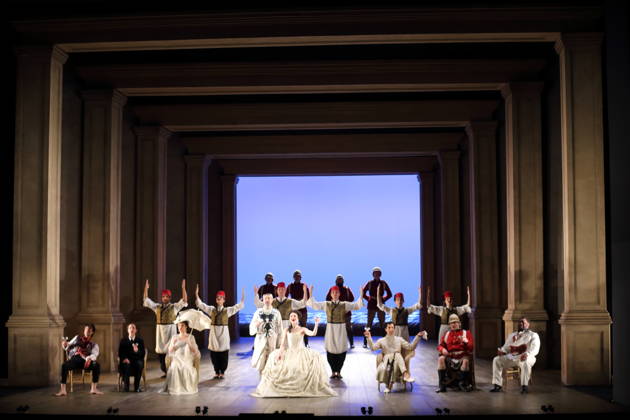 Cameron Shahbazi (als Tolomeo), Martina Baroni (als Sesto), Stephanie Wake-Edwards (als Cornelia), Christophe Dumaux (als Giulio Cesare), Elena Tsallagova (als Cleopatra), Edu Rojas (als Nireno), Jared Werlein (als Curio) und Michael Sumuel (als Achilla), vorn v.l., sowie Ensemble während der Fotoprobe für Giulio Cesare in Egitto in der Deutschen Oper in Berlin, 22. April 2026. Dramma per musica in drei Akten von Georg Friedrich Händel. Musikalische Leitung Alessandro Quarta. Inszenierung David McVicar. Bühne Robert Jones. Kostüme Brigitte Reiffenstuel. Premiere ist am 25. April 2026. Deutsche Oper Berlin Giulio Cesare in Egitto