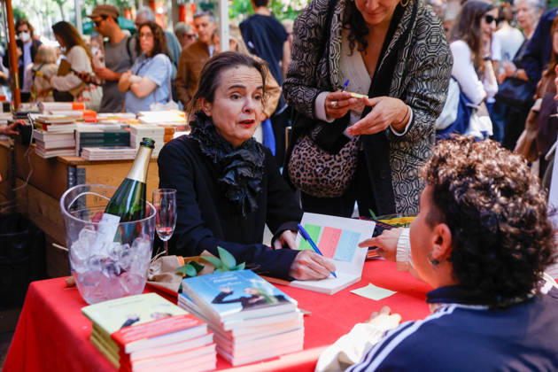 Writer Amelie Nothomb signs copies of her books at the Fira de Llibres de Sant Jordi, 23 April 2026, in Barcelona, Catalonia Spain Today, Thursday 23 April 2026, Barcelona celebrates the Diada de Sant Jordi, one of the most emblematic festivities in Catalonia, where the city is filled with books and roses 23 APRIL 2026 Kike Rincó Espana  Copyright: xKikexRinconx 7465333