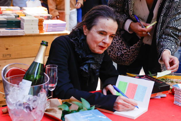 Writer Amelie Nothomb signs copies of her books at the Fira de Llibres de Sant Jordi, 23 April 2026, in Barcelona, Catalonia Spain Today, Thursday 23 April 2026, Barcelona celebrates the Diada de Sant Jordi, one of the most emblematic festivities in Catalonia, where the city is filled with books and roses 23 APRIL 2026 Kike Rincó Espana  Copyright: xKikexRinconx 7465334
