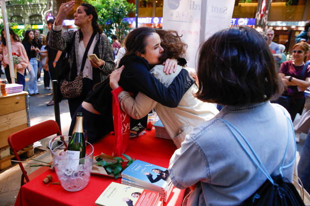 Writer Amelie Nothomb signs copies of her books at the Fira de Llibres de Sant Jordi, 23 April 2026, in Barcelona, Catalonia Spain Today, Thursday 23 April 2026, Barcelona celebrates the Diada de Sant Jordi, one of the most emblematic festivities in Catalonia, where the city is filled with books and roses 23 APRIL 2026 Kike Rincó Espana  Copyright: xKikexRinconx 7465336