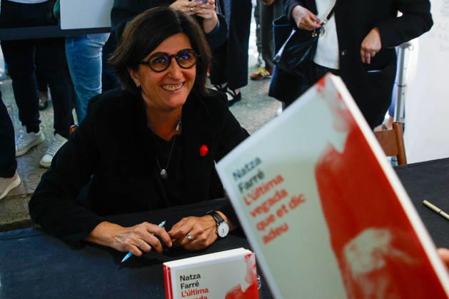 Writers signings at the Fira de Llibres in Barcelona The writer Natza Farré signs copies of her books at the Fira de Llibres de Sant Jordi, on April 23, 2026, in Barcelona, Catalonia Spain Today, Thursday April 23, 2026, Barcelona celebrates the Diada de Sant Jordi, one of the most emblematic festivities in Catalonia where the city is filled with books and roses 23 APRIL 2026 Kike Rincó Espana  Copyright: xKikexRinconx 7465365