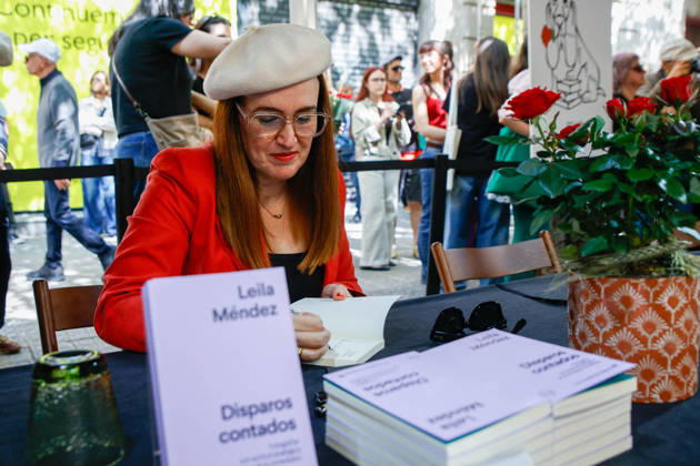 Writer Leila Méndez signs copies of her books at the Fira de Llibres de Sant Jordi, 23 April 2026, in Barcelona, Catalonia Spain Today, Thursday 23 April 2026, Barcelona celebrates the Diada de Sant Jordi, one of the most emblematic festivities in Catalonia where the city is filled with books and roses 23 APRIL 2026 Kike Rincó Espana  Copyright: xKikexRinconx 7465368