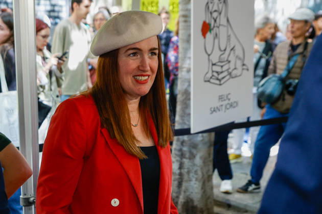 Writer Leila Méndez signs copies of her books at the Fira de Llibres de Sant Jordi, 23 April 2026, in Barcelona, Catalonia Spain Today, Thursday 23 April 2026, Barcelona celebrates the Diada de Sant Jordi, one of the most emblematic festivities in Catalonia where the city is filled with books and roses 23 APRIL 2026 Kike Rincó Espana  Copyright: xKikexRinconx 7465369