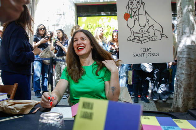 Writer Nuria Labari signs copies of her books at the Fira de Llibres de Sant Jordi, 23 April 2026, in Barcelona, Catalonia Spain Today, Thursday 23 April 2026, Barcelona celebrates the Diada de Sant Jordi, one of the most emblematic festivities in Catalonia where the city is filled with books and roses 23 APRIL 2026 Kike Rincó Espana  Copyright: xKikexRinconx 7465375