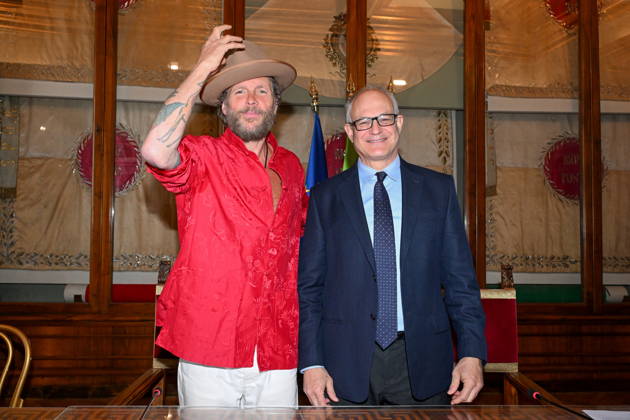 April 23, 2026, Roma, Rome, Italia: 23 04 2026, Roma. Presentazione del tour in bici di Jovanotti con partenza e arrivo a Roma in occasione del Jova Summer Party 2026. Nella foto Jovanotti con il Sindaco Roberto Gualtieri. Roma Italia  - ZUMAa289 20260423_zia_a289_238 Copyright: xMariaxLauraxAntonellix