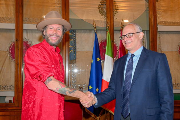 April 23, 2026, Roma, Rome, Italia: 23 04 2026, Roma. Presentazione del tour in bici di Jovanotti con partenza e arrivo a Roma in occasione del Jova Summer Party 2026. Nella foto Jovanotti con il Sindaco Roberto Gualtieri. Roma Italia  - ZUMAa289 20260423_zia_a289_216 Copyright: xMariaxLauraxAntonellix