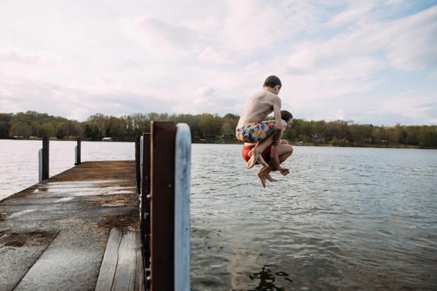 Children doing cannonball off dock during swim Cadiz, Kentucky, United States CR_WEKW260415-2000474-01 ,model released, Symbolfoto